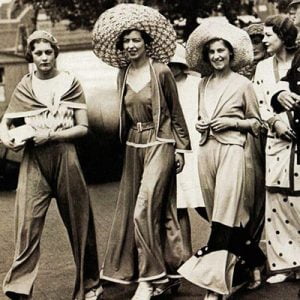 1930s Women Sleepwear Fashion on Black and White Screens - Vintage-Retro