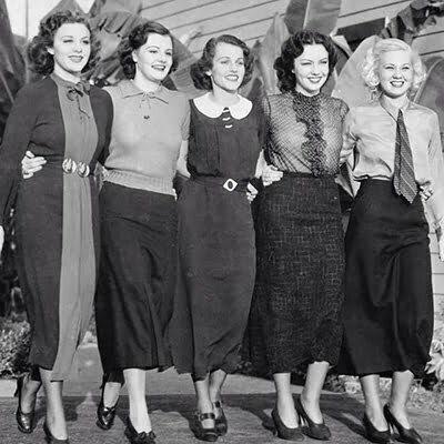 1930s women wuth skirts