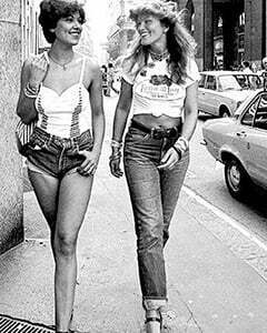 2 women walking in the summer street