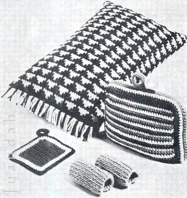 Bazaar and gift book tea cosies novelty knits and crochet image 0