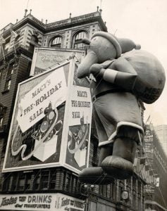 vintage-photos-Santa-Claus-Balloon-the-First-Macy's-Thanksgiving-Day-Parade-in-1940-9