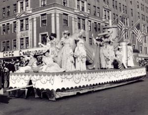 vintage-photos-Tin-Man-Balloon-the-First-Macy's-Thanksgiving-Day-Parade-in-1940-10