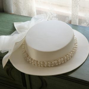 Elegant Pearl Flat Top Hat for Women Fashion All-match Flat Brim British Wedding Dress Hat